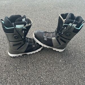 Used D.C. Gizmo snowboarding boots